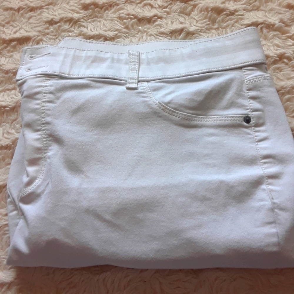 Stitch Star White Capris 22W
